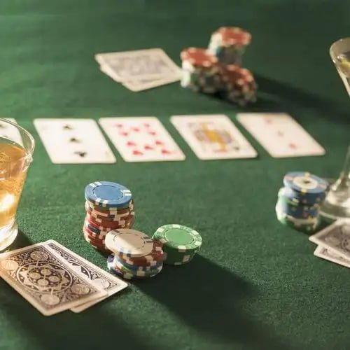 Dealer live melakukan pelemparan dadu dalam Lightning Dice